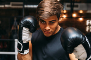 Chicho con guantes de boxeo