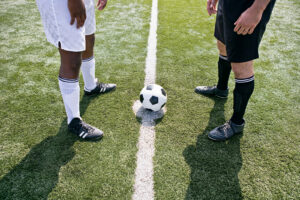 Dos personas con un balón de football