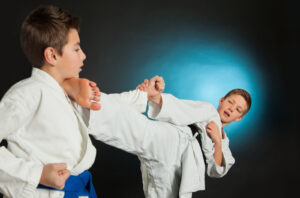 Niños practicando karate